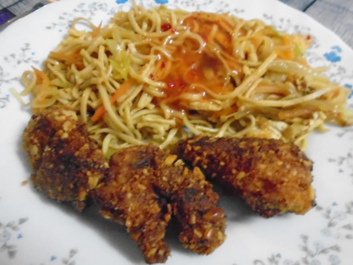 Chinesische Bratnudeln mit Knusper-Schnitzelchen und Chinakohl Salat ... Chinesische Bratnudeln mit Knusper-Schnitzelchen und Chinakohl Salat ...