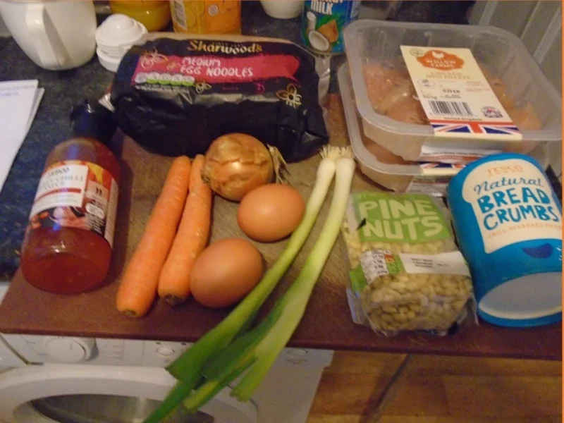 Rezept: Chinesische Bratnudeln mit Knusper-Schnitzelchen und Chinakohl Salat Bild Nr. 3 Chinesische Bratnudeln mit Knusper-Schnitzelchen und Chinakohl Salat - Rezept - Bild Nr. 3