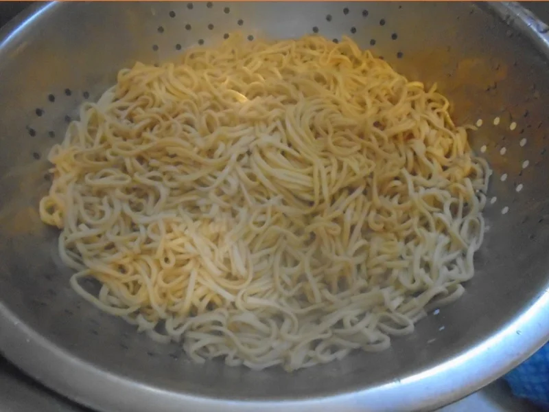 Rezept: Chinesische Bratnudeln mit Knusper-Schnitzelchen und Chinakohl Salat Bild Nr. 4 Chinesische Bratnudeln mit Knusper-Schnitzelchen und Chinakohl Salat - Rezept - Bild Nr. 4