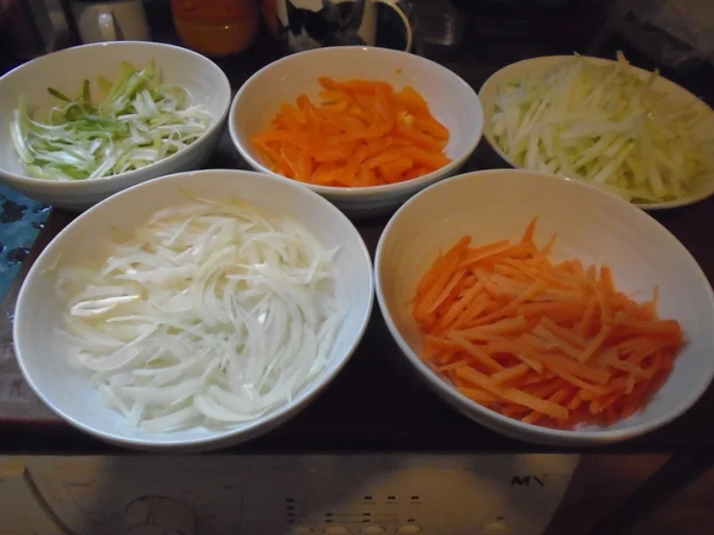 Rezept: Chinesische Bratnudeln mit Knusper-Schnitzelchen und Chinakohl Salat Bild Nr. 5 Chinesische Bratnudeln mit Knusper-Schnitzelchen und Chinakohl Salat - Rezept - Bild Nr. 5