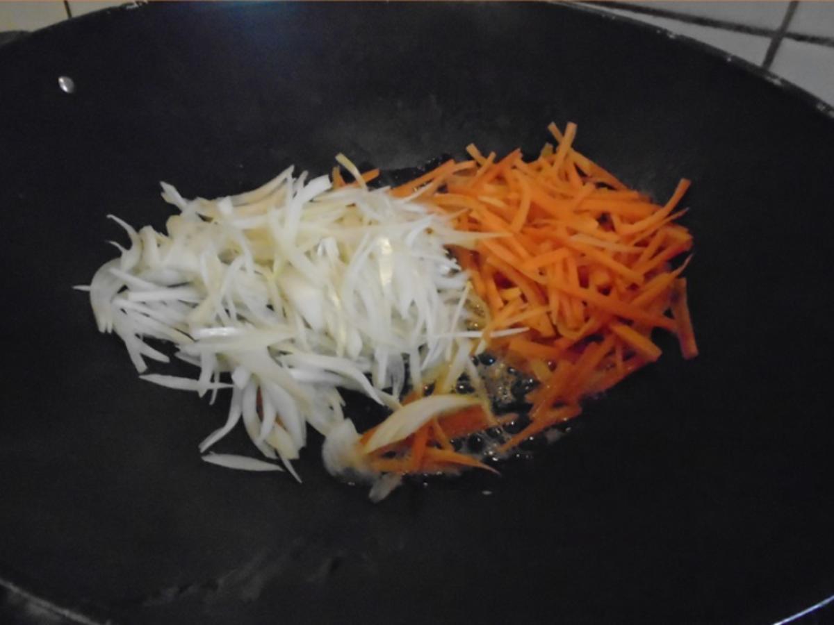 Chinesische Bratnudeln mit Knusper-Schnitzelchen und Chinakohl Salat - Rezept - Bild Nr. 8