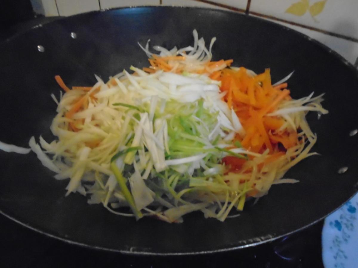 Chinesische Bratnudeln mit Knusper-Schnitzelchen und Chinakohl Salat - Rezept - Bild Nr. 9