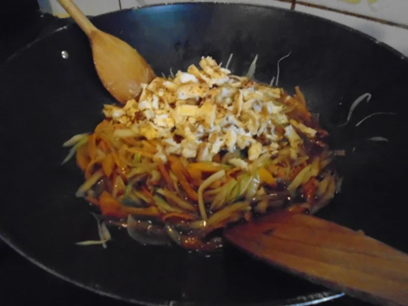 Rezept: Chinesische Bratnudeln mit Knusper-Schnitzelchen und Chinakohl Salat Bild Nr. 15 Chinesische Bratnudeln mit Knusper-Schnitzelchen und Chinakohl Salat - Rezept - Bild Nr. 15