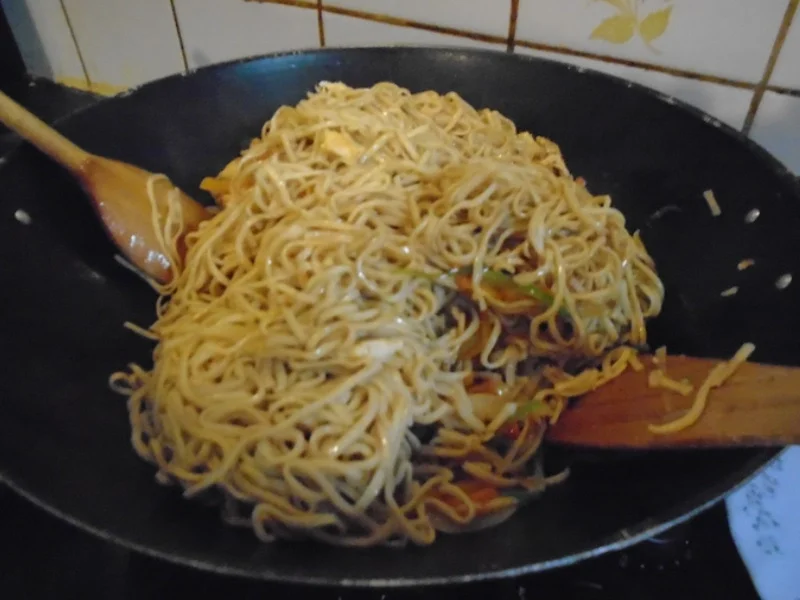 Rezept: Chinesische Bratnudeln mit Knusper-Schnitzelchen und Chinakohl Salat Bild Nr. 11 Chinesische Bratnudeln mit Knusper-Schnitzelchen und Chinakohl Salat - Rezept - Bild Nr. 11