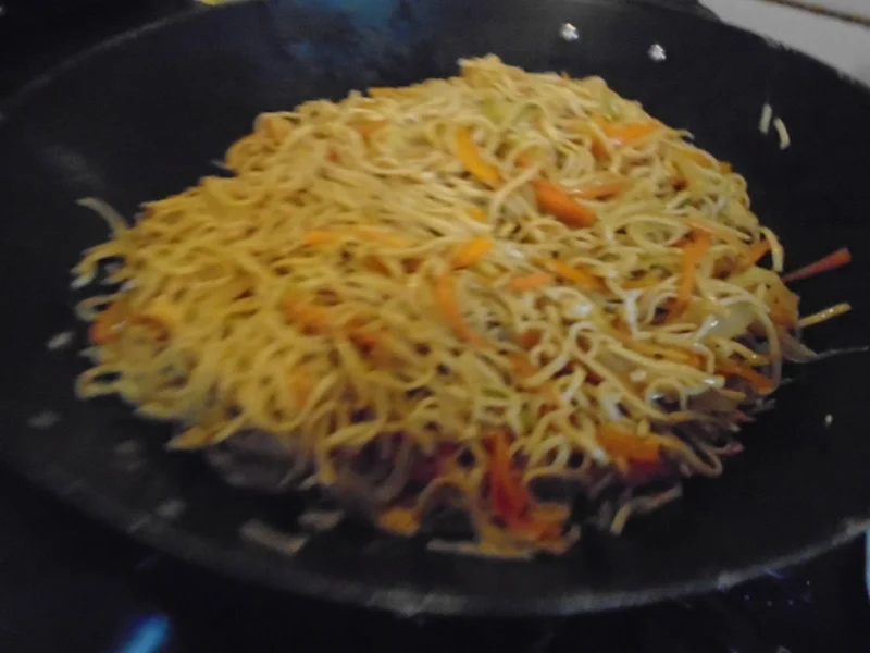 Rezept: Chinesische Bratnudeln mit Knusper-Schnitzelchen und Chinakohl Salat Bild Nr. 12 Chinesische Bratnudeln mit Knusper-Schnitzelchen und Chinakohl Salat - Rezept - Bild Nr. 12