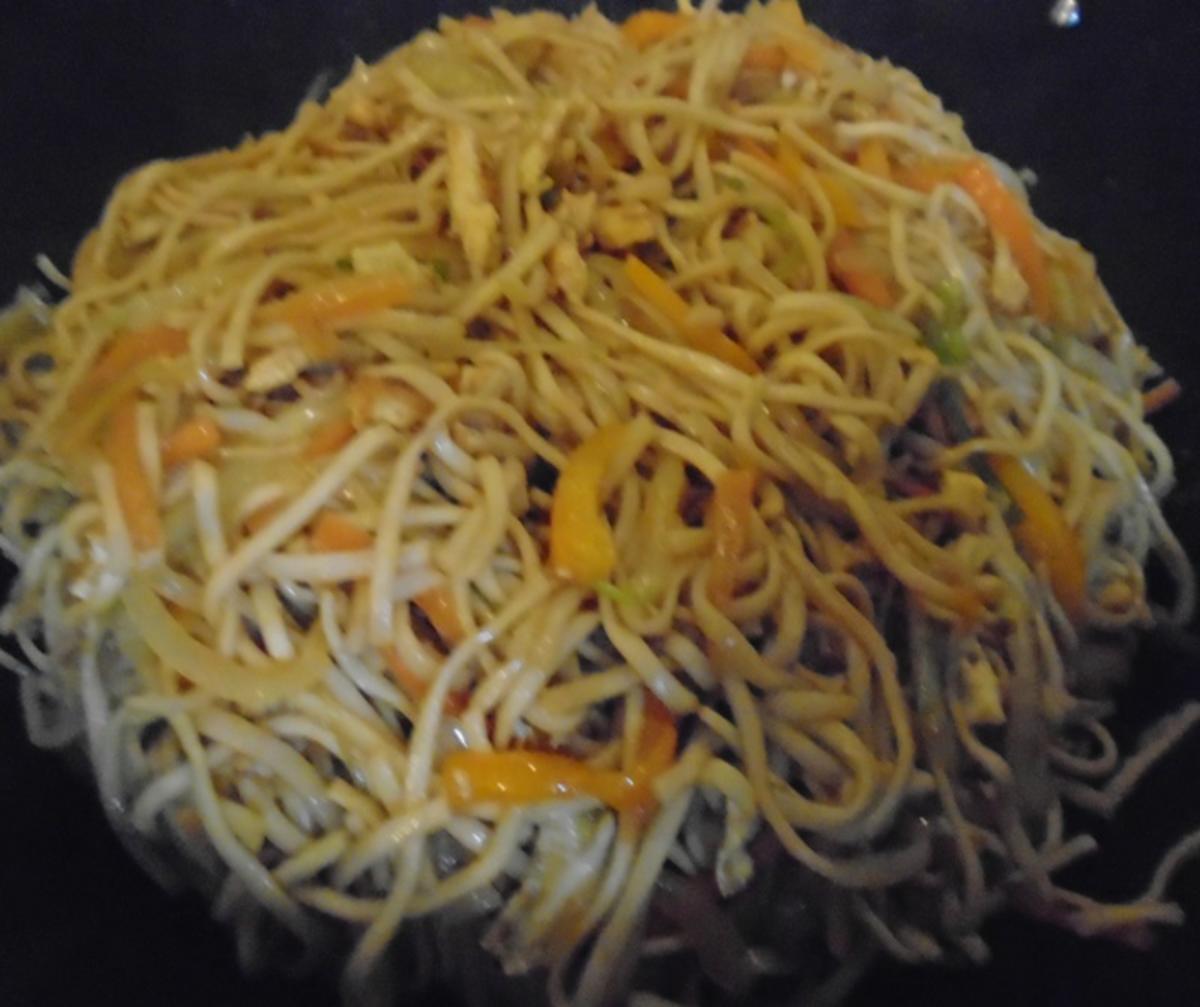 Chinesische Bratnudeln mit Knusper-Schnitzelchen und Chinakohl Salat - Rezept - Bild Nr. 13