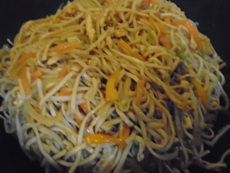 Rezept: Chinesische Bratnudeln mit Knusper-Schnitzelchen und Chinakohl Salat Bild Nr. 13 Chinesische Bratnudeln mit Knusper-Schnitzelchen und Chinakohl Salat - Rezept - Bild Nr. 13