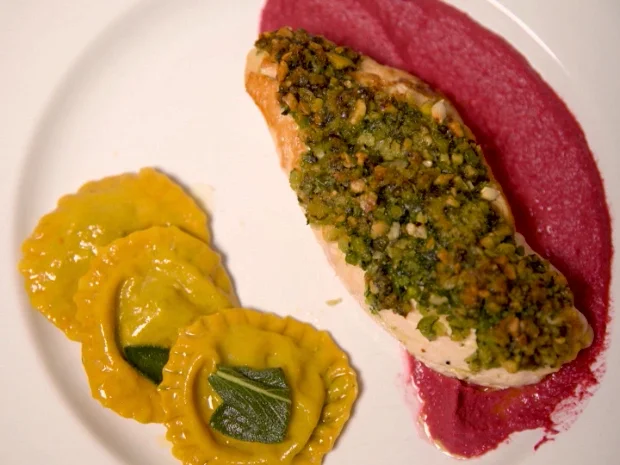 Rezept: Maishähnchenfilet mit Kruste, Ravioli mit Spinat, Walnuß, Ziegenkäse in Salbeibutter Bild Nr. 7623 Maishähnchenfilet mit Kruste, Ravioli mit Spinat, Walnuß, Ziegenkäse in Salbeibutter - Rezept - Bild Nr. 7623