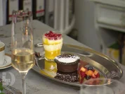 Weiße Schokomousse mit Mango, warmes Schokoküchlein, exotischer Obsalat - Rezept - Bild Nr. 2