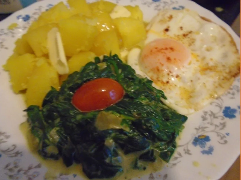 Rezept: Baby-Spinat mit Spiegelei und Kartoffeln Bild Nr. 2 Baby-Spinat mit Spiegelei und Kartoffeln - Rezept - Bild Nr. 2