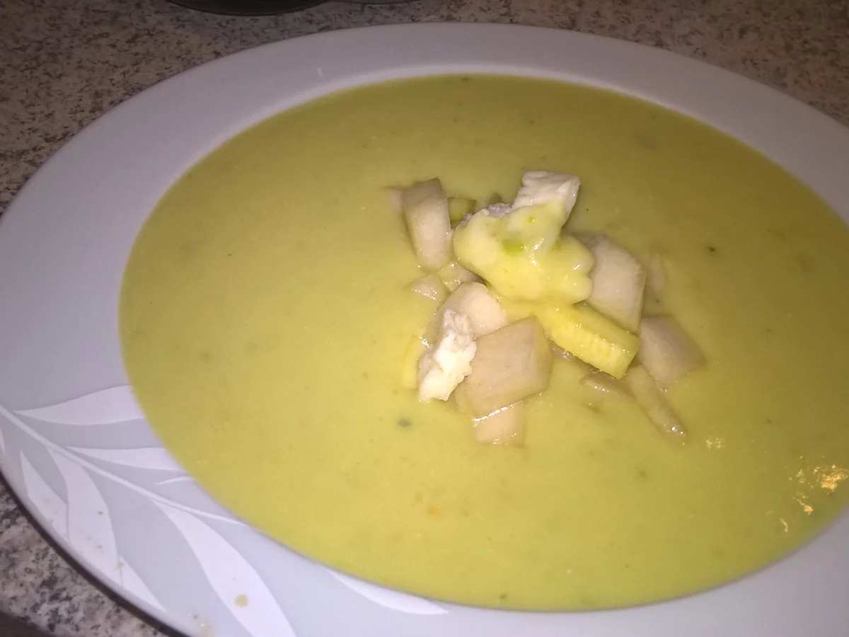 Zucchinisuppe mit Birne und Gorgonzola - Rezept - Bild Nr. 2