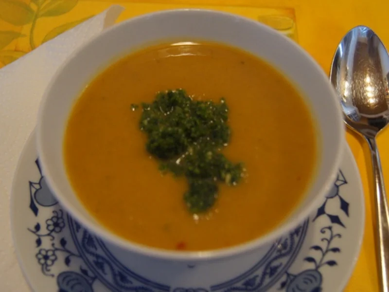 Süßkartoffelsuppe mit Ingwer und Petersilien-Erdnuss-Mus - Rezept - Bild Nr. 2