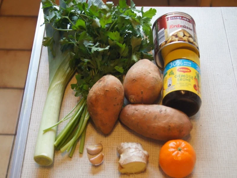 Süßkartoffelsuppe mit Ingwer und Petersilien-Erdnuss-Mus - Rezept - Bild Nr. 3