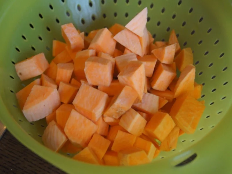 Süßkartoffelsuppe mit Ingwer und Petersilien-Erdnuss-Mus - Rezept - Bild Nr. 4