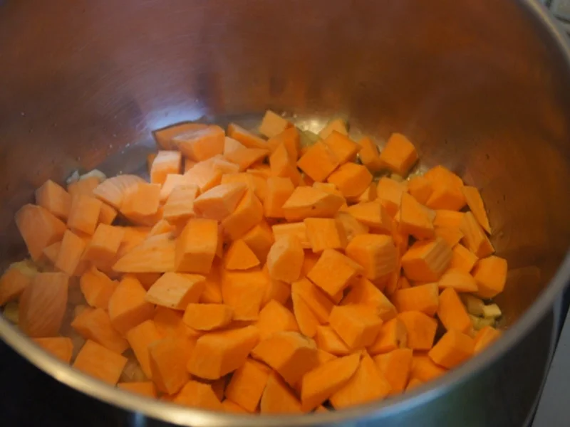 Süßkartoffelsuppe mit Ingwer und Petersilien-Erdnuss-Mus - Rezept - Bild Nr. 7