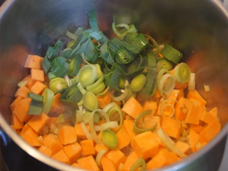 Süßkartoffelsuppe mit Ingwer und Petersilien-Erdnuss-Mus - Rezept - Bild Nr. 8