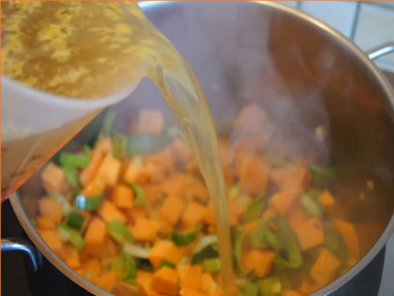 Süßkartoffelsuppe mit Ingwer und Petersilien-Erdnuss-Mus - Rezept - Bild Nr. 9