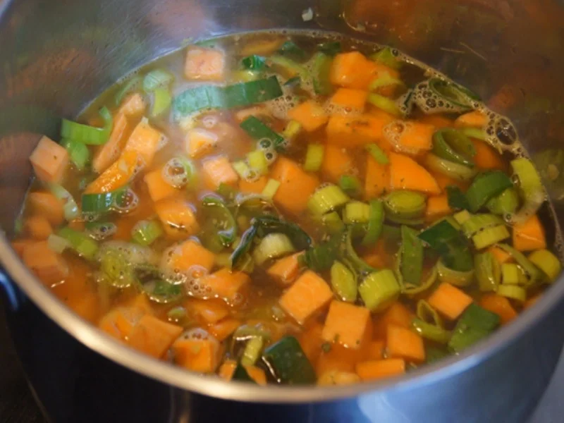 Süßkartoffelsuppe mit Ingwer und Petersilien-Erdnuss-Mus - Rezept - Bild Nr. 10