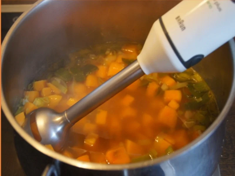 Süßkartoffelsuppe mit Ingwer und Petersilien-Erdnuss-Mus - Rezept - Bild Nr. 11