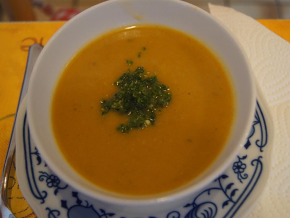 Süßkartoffelsuppe mit Ingwer und Petersilien-Erdnuss-Mus - Rezept ...