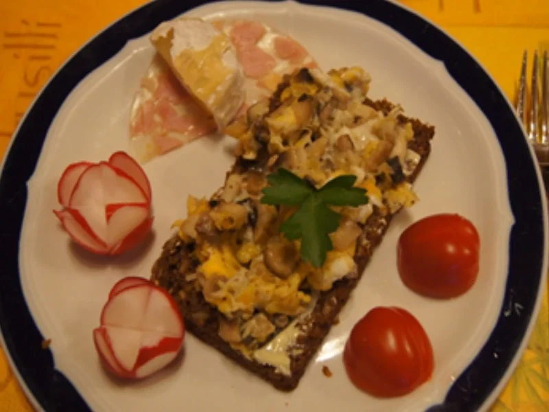 Ein Leckerli-Teller mit Champignonrührei - Rezept - Bild Nr. 3