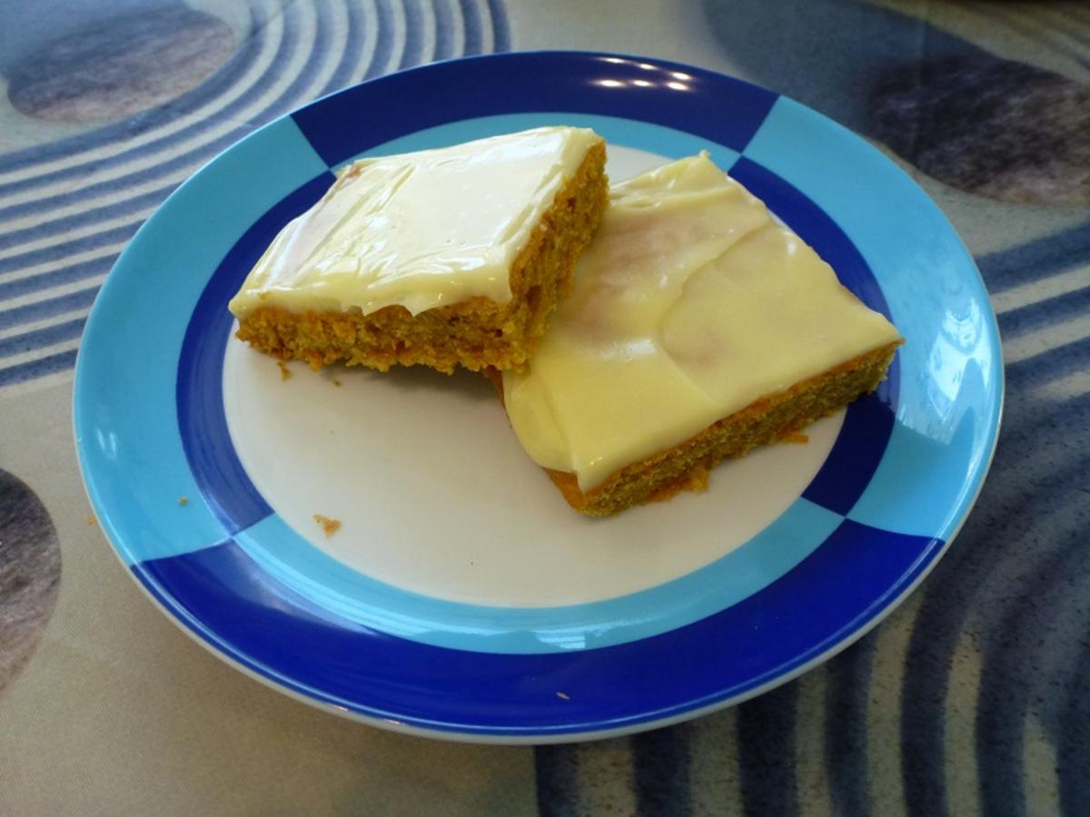 Möhren-Blechkuchen mit cremigem Aufstrich - Rezept - kochbar.de