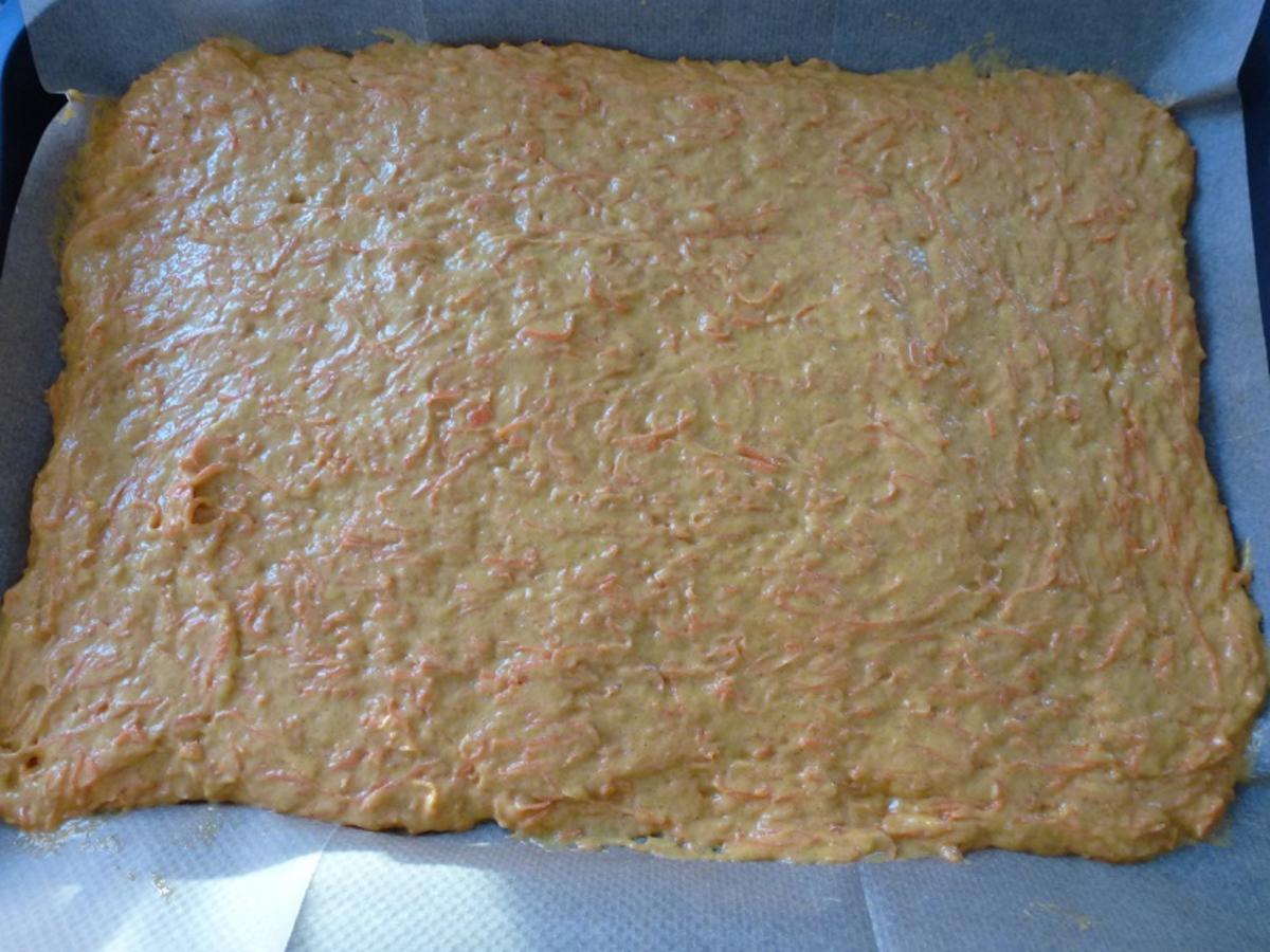 Möhren-Blechkuchen mit cremigem Aufstrich - Rezept - Bild Nr. 7648