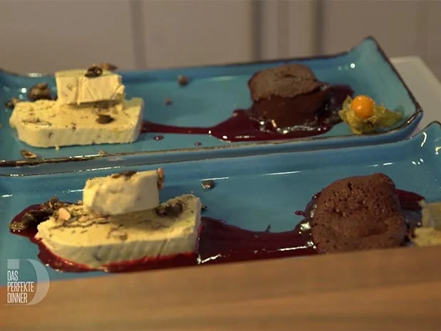 Rezept: Kürbiskernöl-Parfait mit warmem Schokoküchlein auf Himbeerspiegel Bild Nr. 2 Kürbiskernöl-Parfait mit warmem Schokoküchlein auf Himbeerspiegel - Rezept - Bild Nr. 2