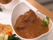 Gulasch aus dem Römertopf mit Gemüsepäckchen und Rösti - Rezept - Bild Nr. 2