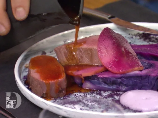 Hirschrücken mit Rotkohl und Vitelottenpüree - Rezept - Bild Nr. 7654