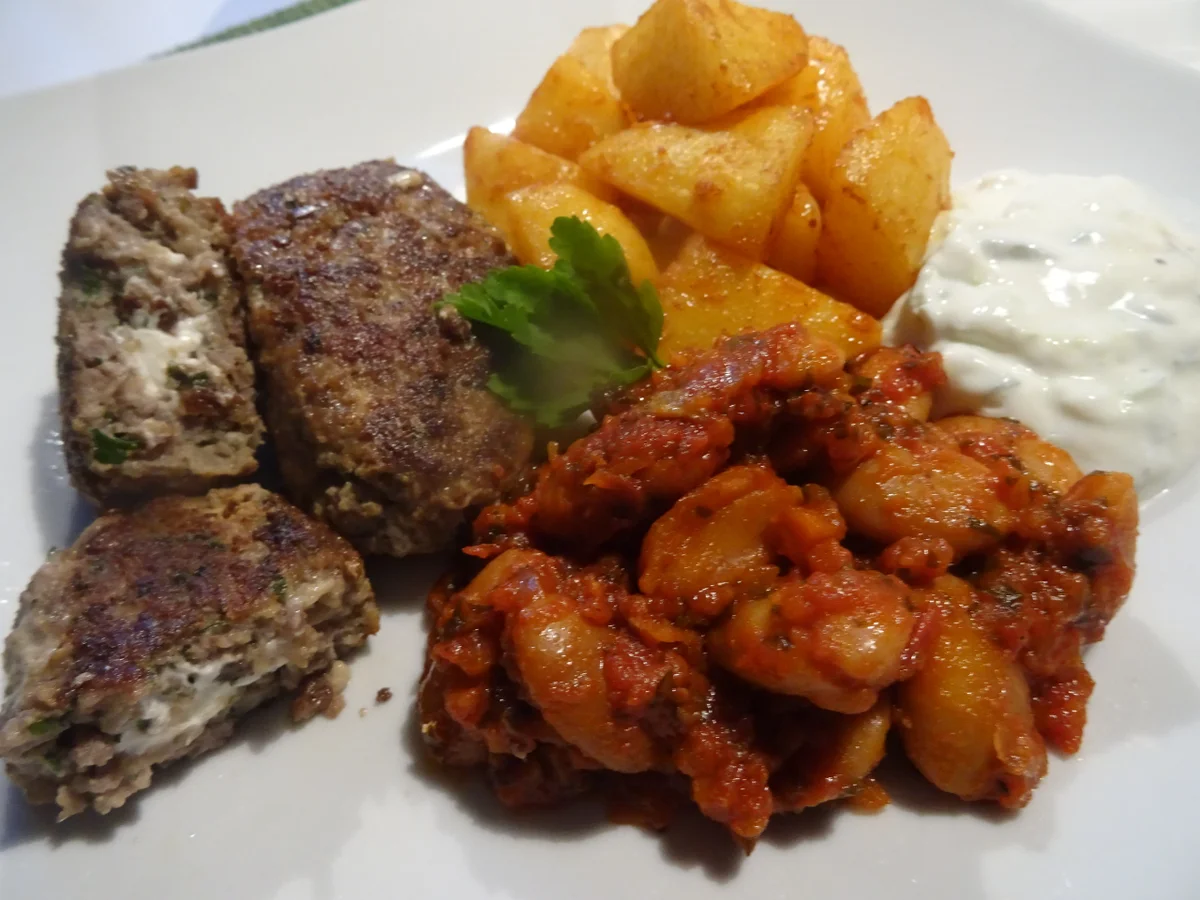 Bifteki, gebackene Kartoffeln und Bohnen in Tomatensoße - Rezept - Bild Nr. 2