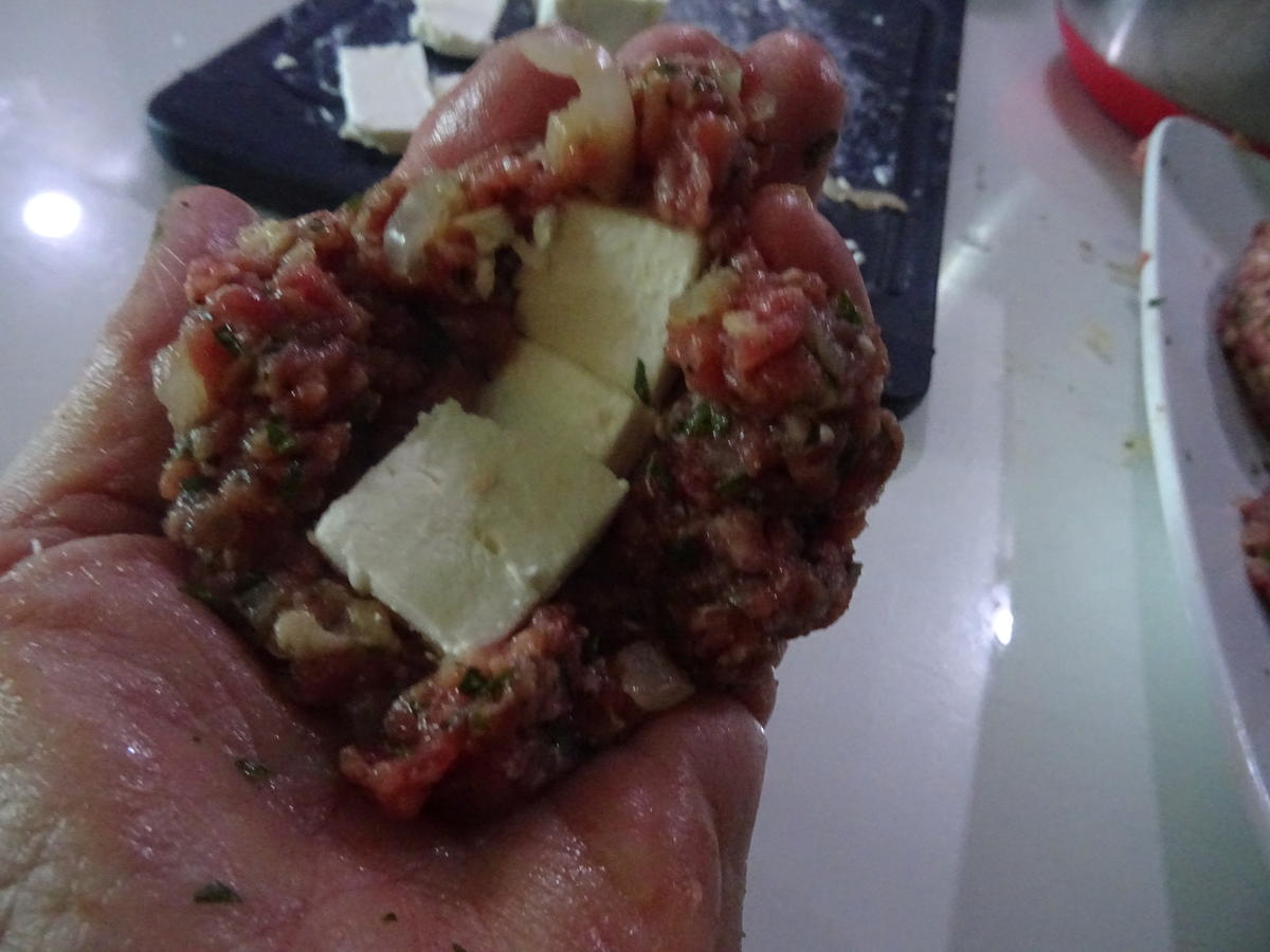 Bifteki, gebackene Kartoffeln und Bohnen in Tomatensoße - Rezept - Bild Nr. 3