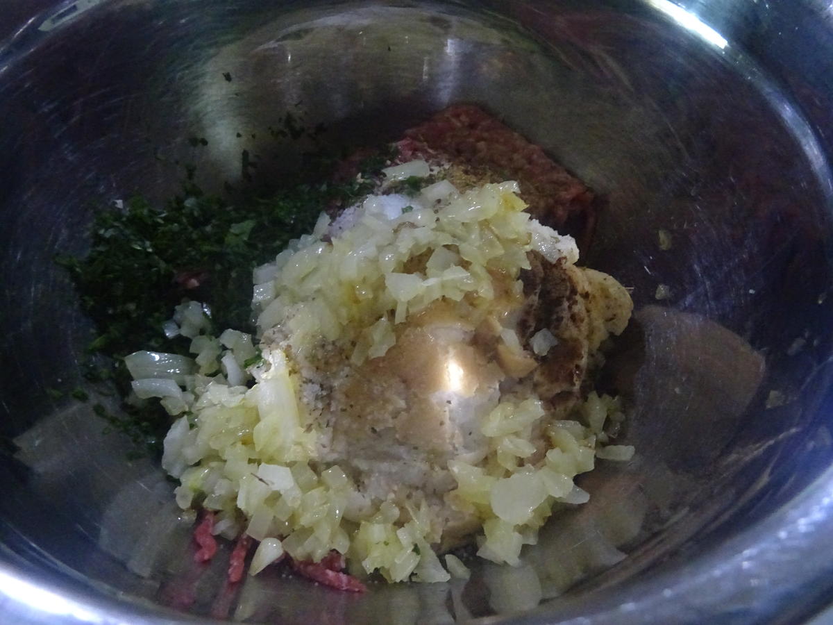 Bifteki, gebackene Kartoffeln und Bohnen in Tomatensoße - Rezept - Bild Nr. 5