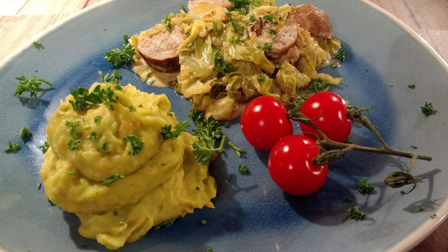 Spitzkohl-Bratwurst-Pfanne mit Kartoffel-Gemüse-Püree - Rezept - kochbar.de