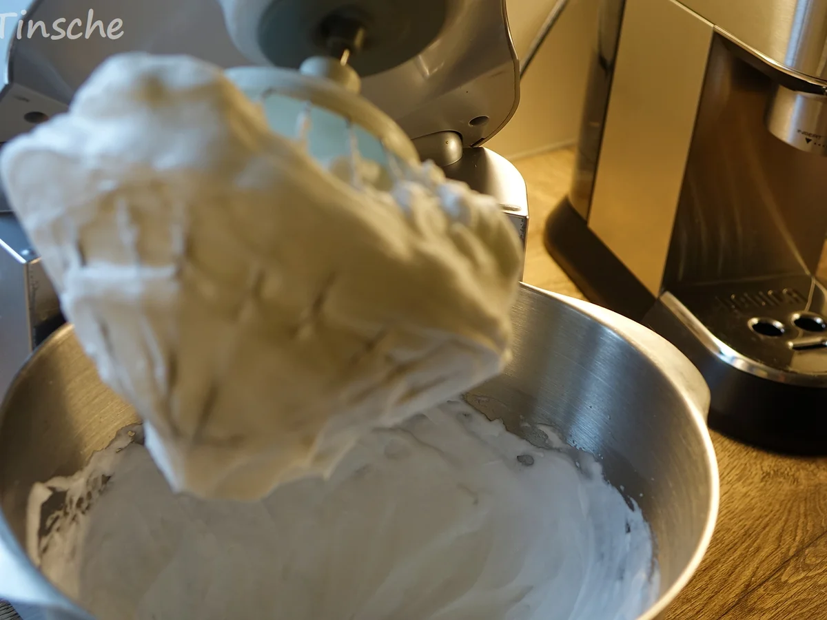 Käse-Sahne-Biskuitroulade - Rezept - Bild Nr. 7678