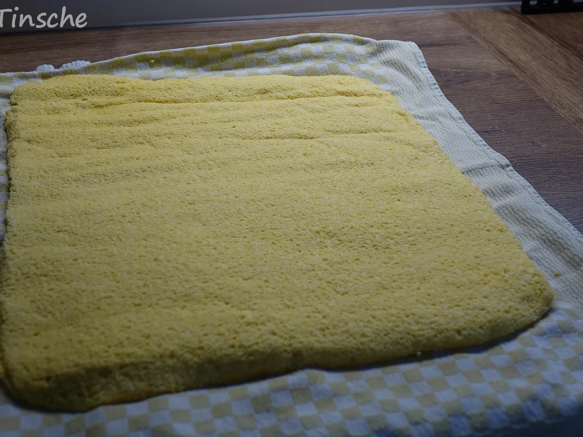 Käse-Sahne-Biskuitroulade - Rezept - Bild Nr. 7686