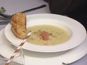 Kartoffel-Mandel-Schaumsuppe mit Lachseinlage und Ciabatta-Crostini - Rezept - Bild Nr. 2
