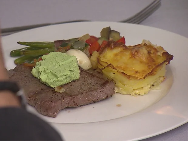 Rindersteak mit Kartoffelgratin auf Ratatouille und Speck-Bohnen - Rezept - Bild Nr. 7688