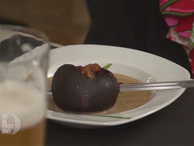 Maronencremesuppe mit Portweinpflaume - Rezept - Bild Nr. 2