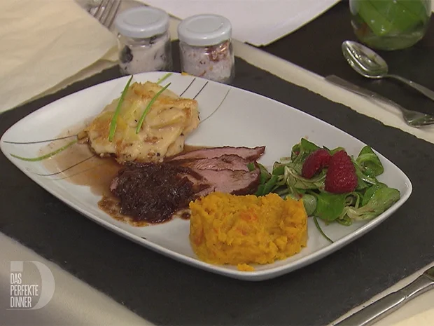 Smoke-flavoured Kalbstafelspitz mit Kartoffelgratin, Kürbisstampf und Rotwein-Zwiebel-Jus - Rezept - Bild Nr. 7688