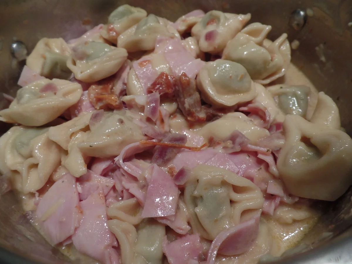 Tortellini in Schinkenschmand-Sauce - Rezept - Bild Nr. 7696