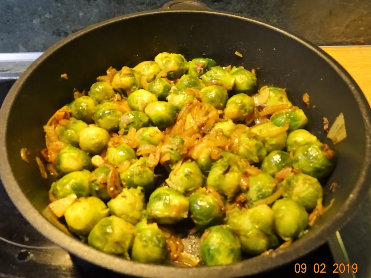 Kräuter-Kaninchen mit glasiertem Rosenkohl - Rezept - Bild Nr. 7693