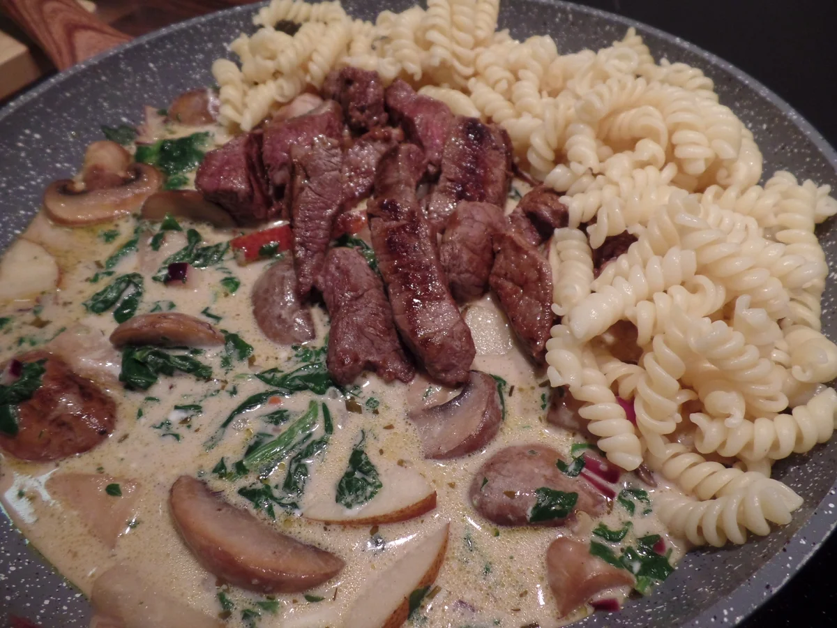 Geschnetzeltes mit Pilzen und Nudeln - Rezept - Bild Nr. 7702