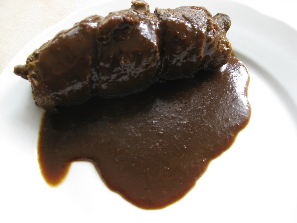 Rinderroulade mit Aprikosen-Zwiebel-Speck-Füllung - Rezept - Bild Nr. 2