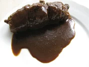 Rinderroulade mit Aprikosen-Zwiebel-Speck-Füllung - Rezept - Bild Nr. 2