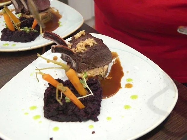 Hirsch French Racks mit Haselnuss-Kruste, Karotten und Semmelknödeln - Rezept - Bild Nr. 7696