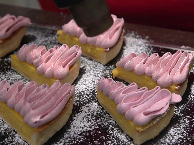 Rezept: Französische Zitronentarte mit Beerenbaiser und Schokoladeneis Bild Nr. 2 Französische Zitronentarte mit Beerenbaiser und Schokoladeneis - Rezept - Bild Nr. 2