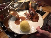 Gänsebraten, rohe Kartoffelklöße und Selleriesalat - Rezept - Bild Nr. 7711