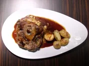 Ossobuco alla milanese an Gemüse und Rosmarinbratlingen - Rezept