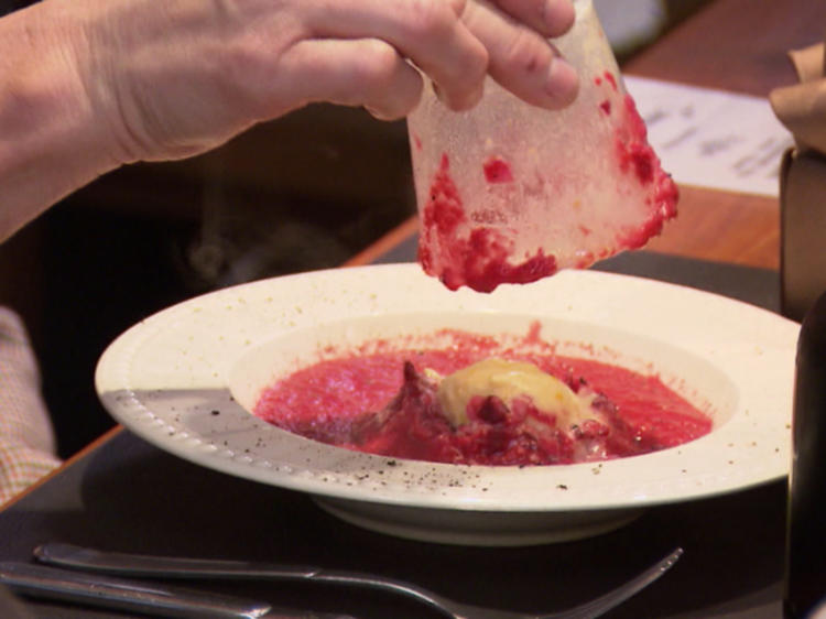 Fränkische Gazpacho, Rote Bete Süppchen mit Apfel und selbstgebackenes ... Fränkische Gazpacho, Rote Bete Süppchen mit Apfel und selbstgebackenes ...